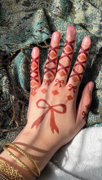 Elegant & Modern Interpretations Of Henna Artistry : Geometric & Bow