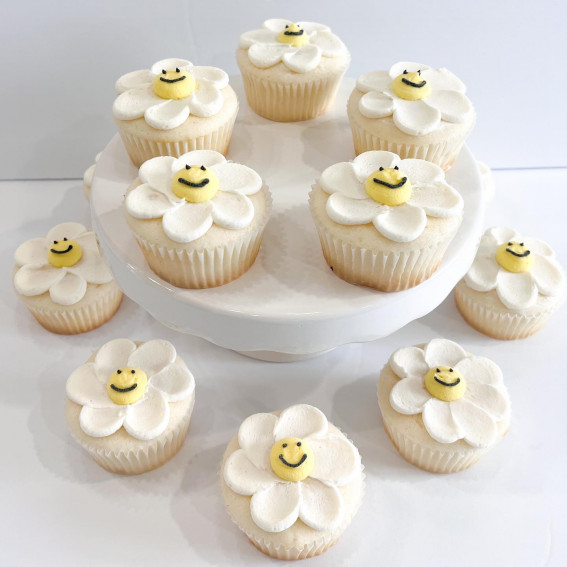 Indulge in 35 Irresistible Cupcake Creations : Daisy Smiley Face Cupcakes