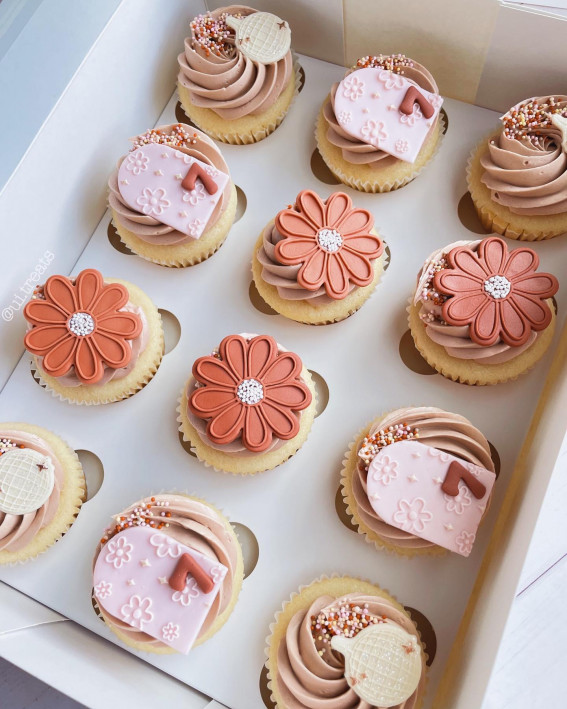30 Tempting Cupcake Varieties : Groovy Retro-Themed Cupcakes