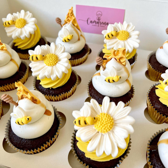45 Cupcake Decorating Ideas For Every Occasion : Daisy & Bee Theme Cupcakes