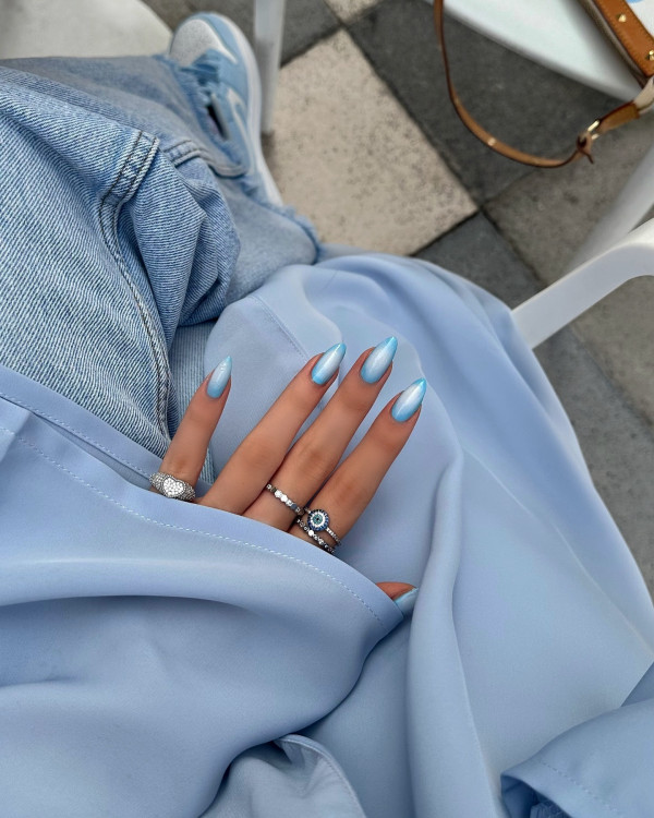 simple blue aura nails, blue sky aura nails, almond-shaped blue aura nails