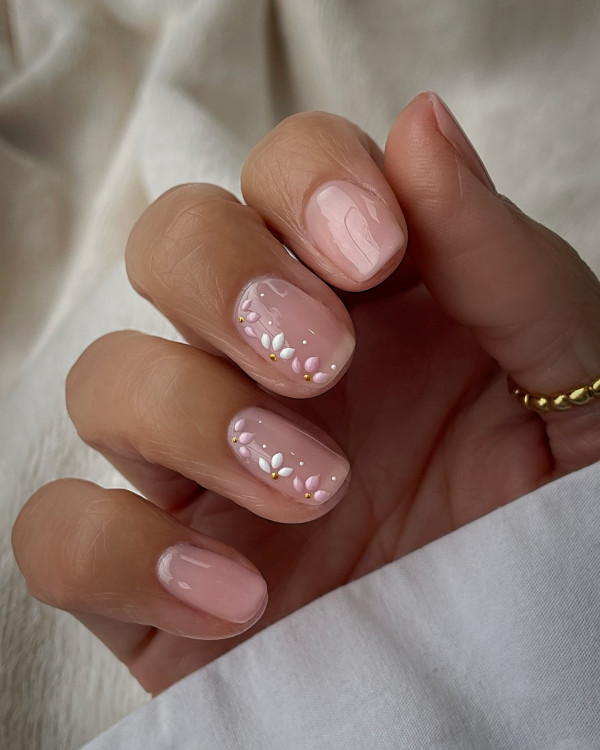 Floral Accented Short Gel Nails for Summer : Simple Yet Classy