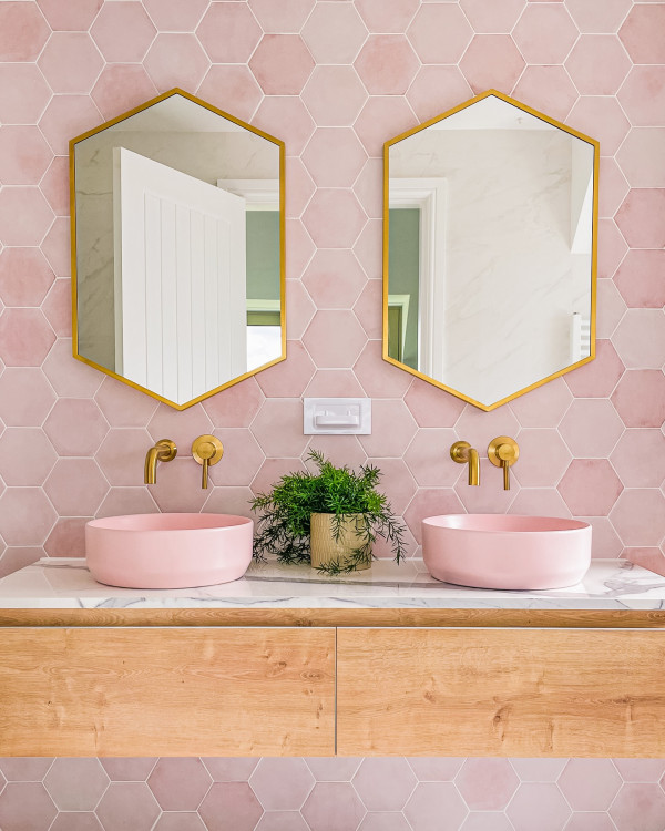 pink bathroom decor, pink and black bathroom design ideas