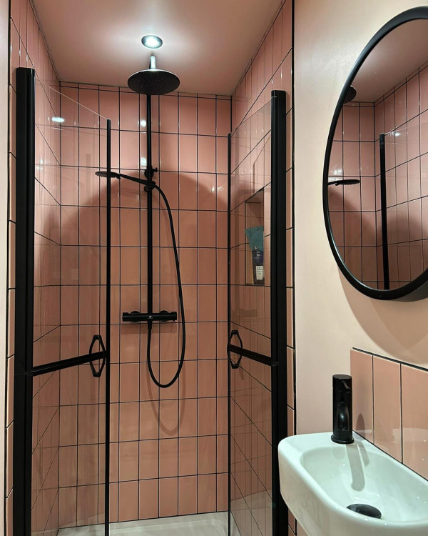 pink bathroom decor, pink and black bathroom design ideas