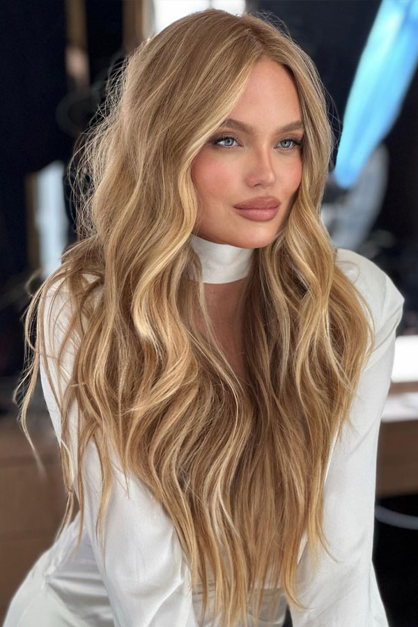 32 Fall Hair Color Trends : Sandy Blonde Layers with Waves