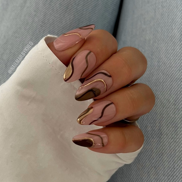 30 Trendy Fall Nails to Inspire Your Cozy Season Look : Abstract Gold Waves