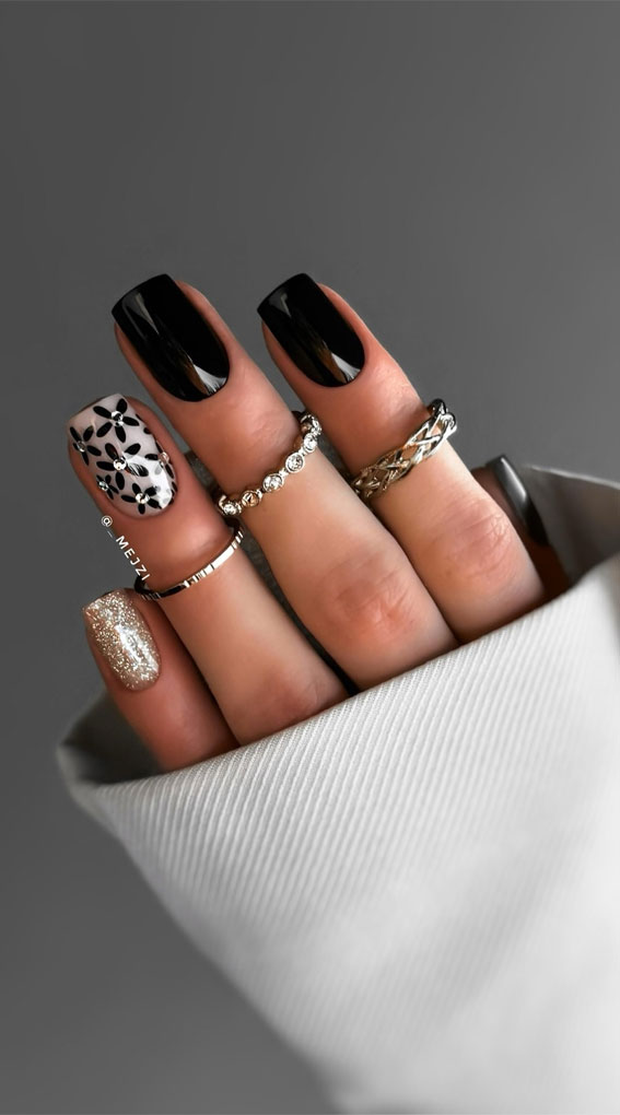 40 Trendsetting Autumn Nail Designs : Black Glam with Floral and Glitter Accents