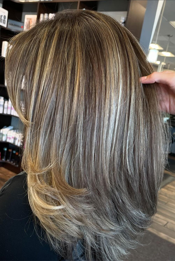 Blonde Highlights with Layered Cut, shoulder length layered haircut, Trending Medium Layered Haircuts, medium length layered haircut, medium length layered hairstyle