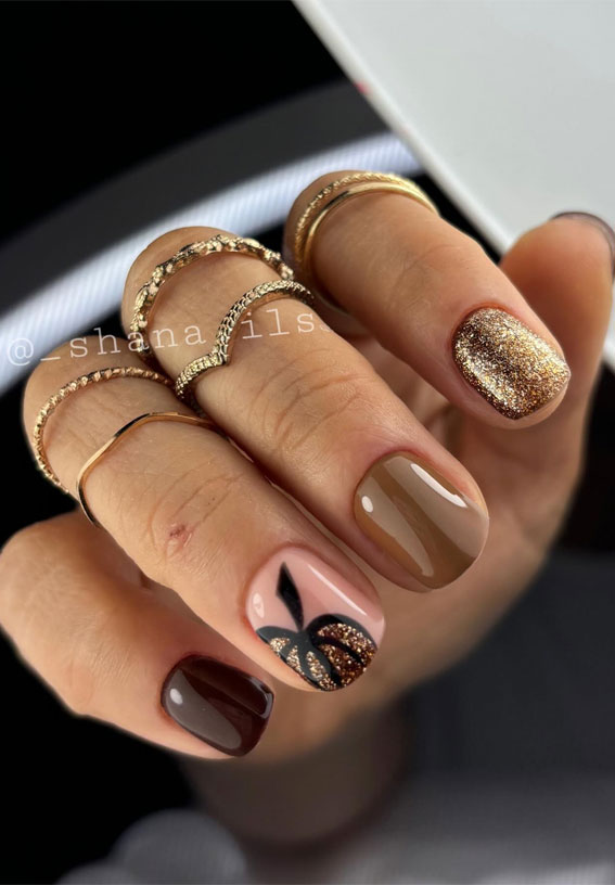 40 Trendsetting Autumn Nail Designs : Glamorous Gold and Neutral Tones