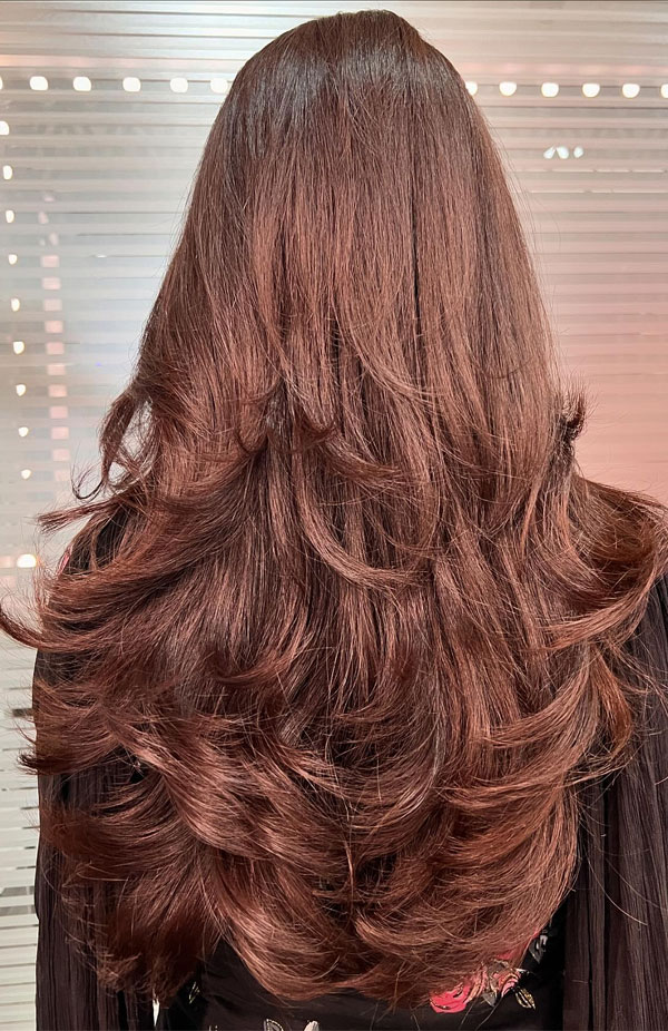 Lustrous Layers with Auburn Glow, butterfly layered haircut, long layered haircut with curtain bangs, voluminous long layered haircut, long layered hairstyle