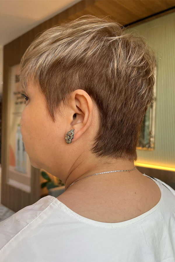 50 Trendy Pixie Haircuts For Women Over 50 : Subtle Ash Blonde Pixie