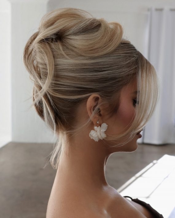 20 Pamela Anderson Inspired Updo Hairstyles : Romantic Blonde Bridal Updo