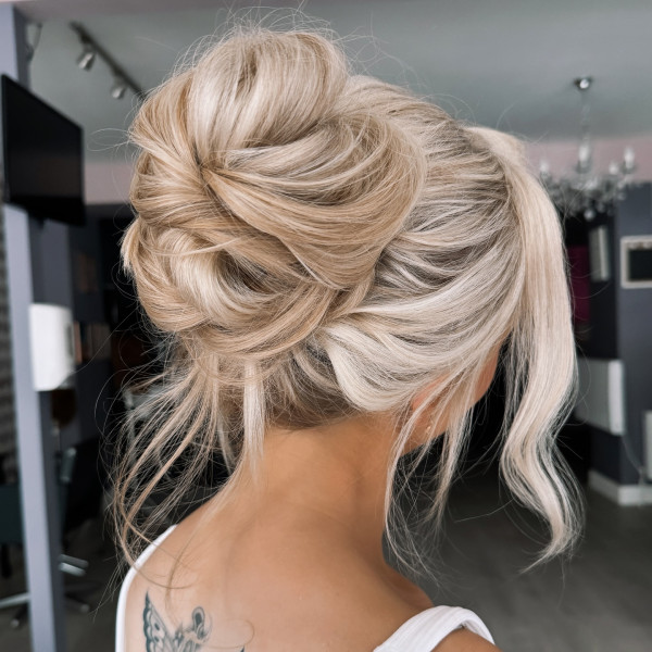 Soft Blonde Messy Updo, Voluminous Piled Updo, Pamela Anderson Inspired Updo Hairstyle, messy updo, piled updo hairstyle, retro updo hairstyle