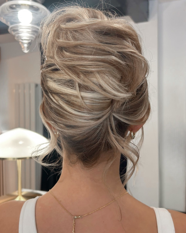 20 Pamela Anderson Inspired Updo Hairstyles : Creamy Blonde Textured Updo