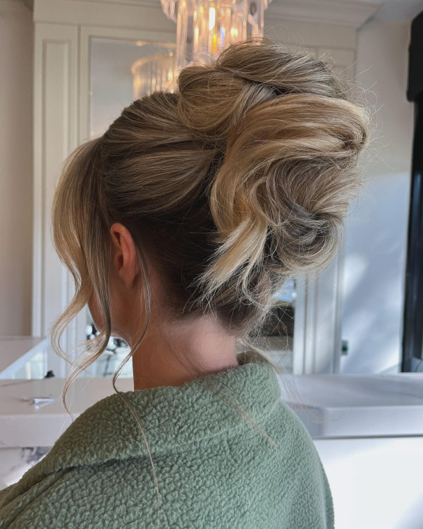 Textured Blonde Messy Updo , Messy Piled Updo Hairstyle, Pamela Anderson Inspired Updo Hairstyle, messy updo, piled updo hairstyle, retro updo hairstyle