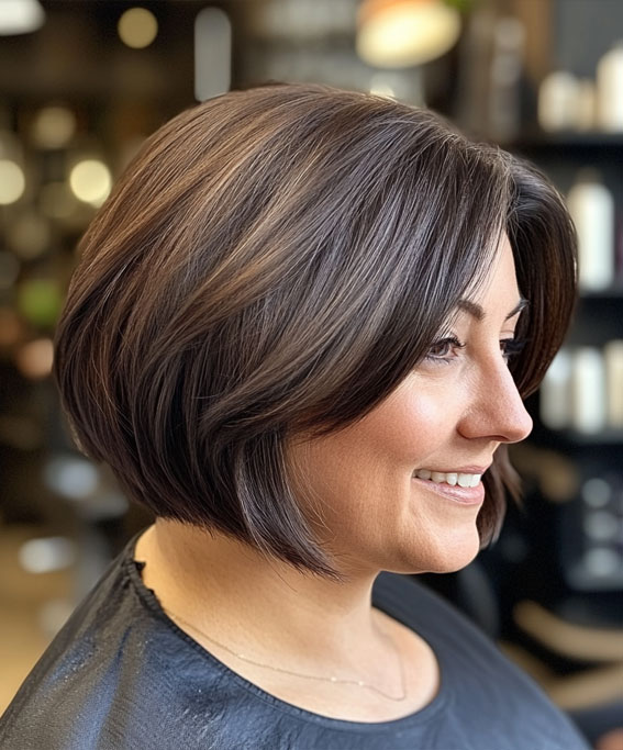 Dark Chocolate Graduated Bob, Short hair for plus size faces, Short hairstyles for fat faces and double chins, Short Haircuts for Plus-Size Women, short haircuts for chubby faces, Short hair for chubby face female over 40, short haircuts for round faces