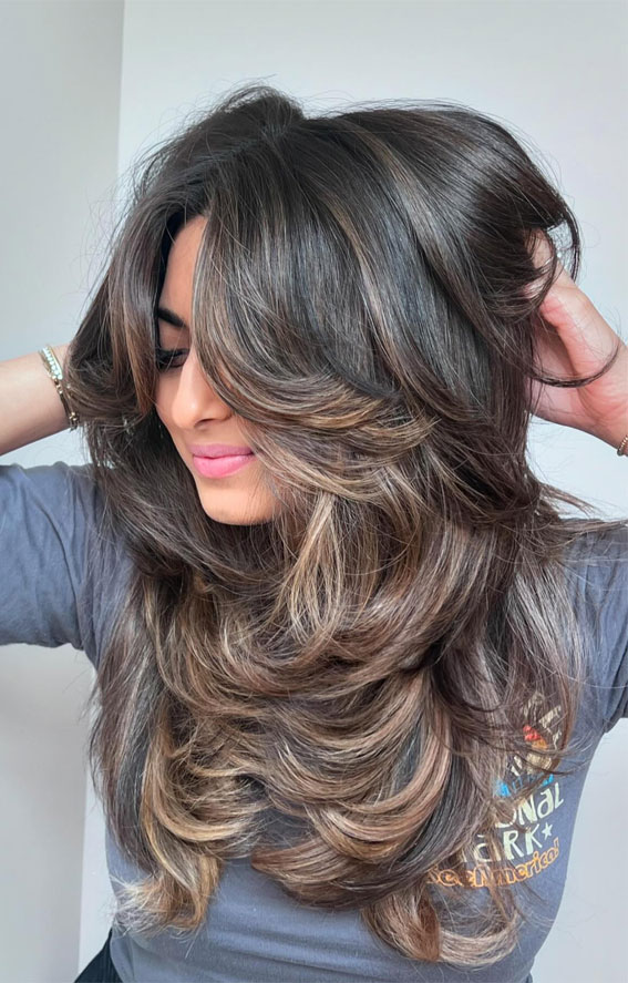 35 Best Subtle Hair Colour Ideas for Autumn : Voluminous Brunette with Subtle Blonde Highlights