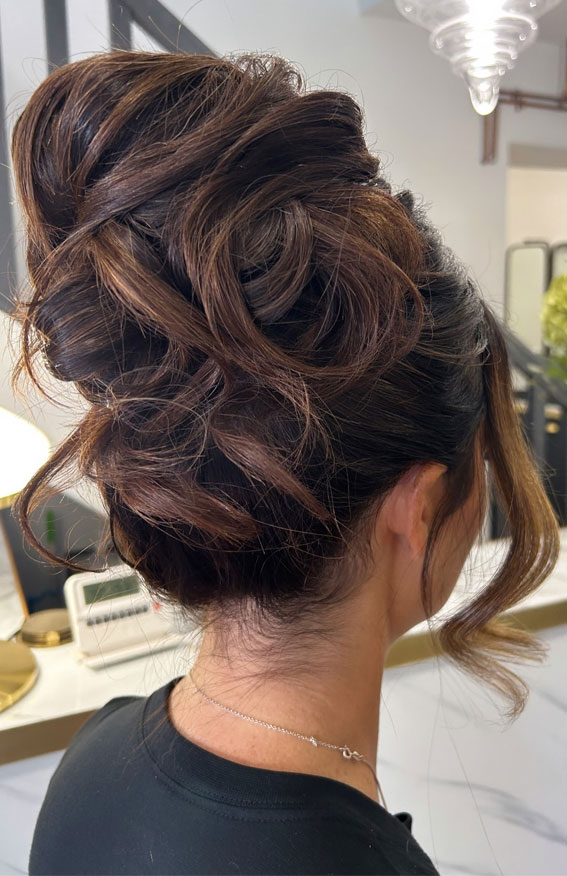 20 Pamela Anderson Inspired Updo Hairstyles : Voluminous Brunette Piled Updo