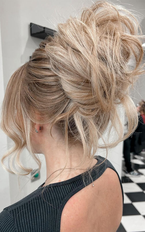 20 Pamela Anderson Inspired Updo Hairstyles : Voluminous Blonde Messy High Updo