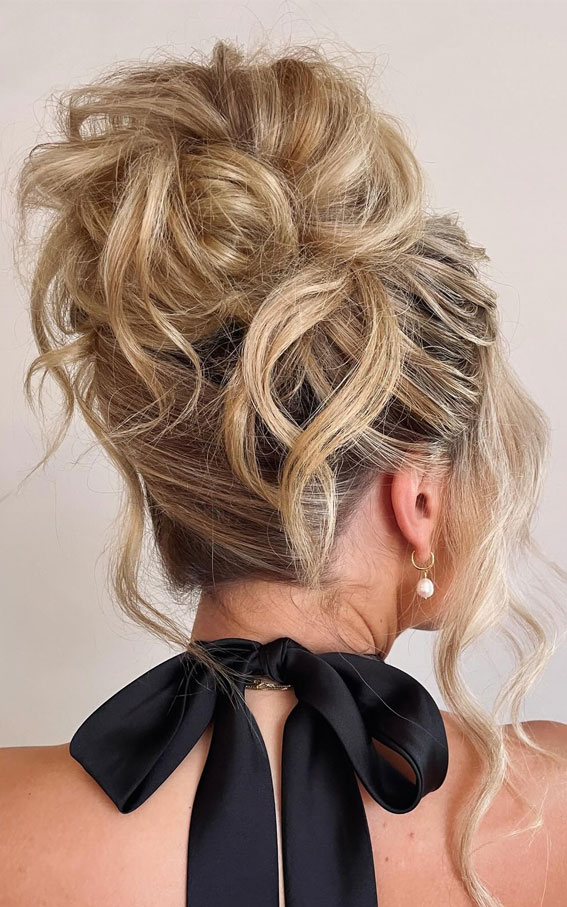 Effortless tousled bun, Voluminous Blonde Messy High Updo , Messy Piled Updo Hairstyle, Pamela Anderson Inspired Updo Hairstyle, messy updo, piled updo hairstyle, retro updo hairstyle