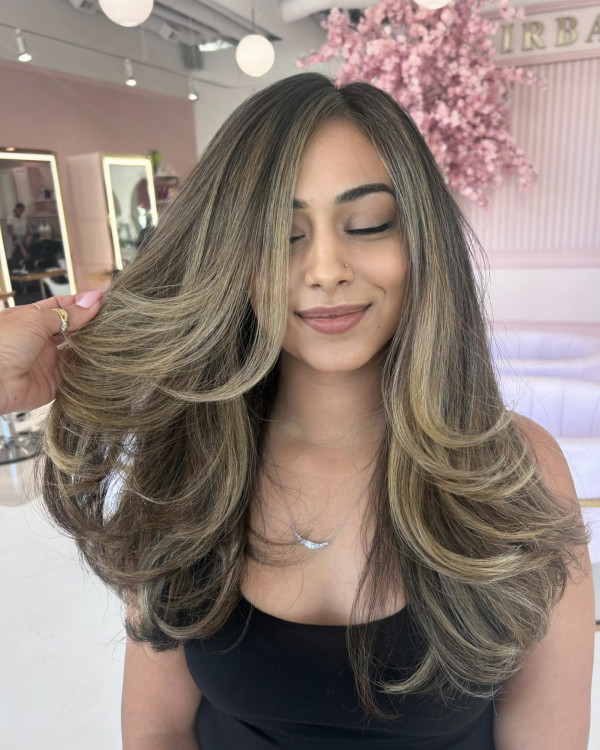 Layered Soft Honey Blonde Highlights, Best Subtle Hair Colour Idea, subtle hair colour, subtle hair colour for brown hair, Subtle hair colour for dark hair, Subtle hair colour for brunettes, hair colours