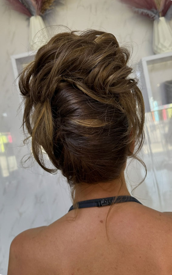 Messy Piled Updo, Voluminous Messy High Updo , Messy Piled Updo Hairstyle, Pamela Anderson Inspired Updo Hairstyle, messy updo, piled updo hairstyle, retro updo hairstyle