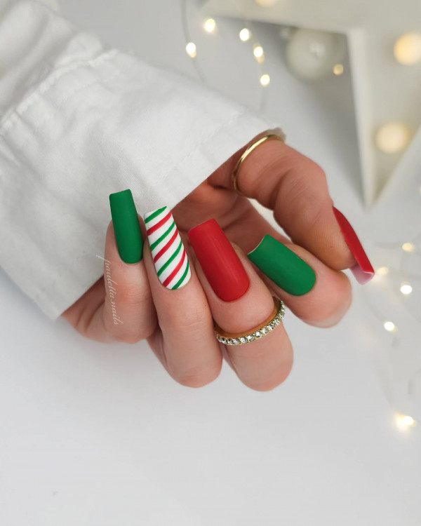 Candy Cane Minimalism, Christmas nails, festive Christmas nail art, cute Christmas nails, Christmas Nail Ideas, festive Christmas nails, Xmas nail art, festive nail designs, Christmas nail art designs