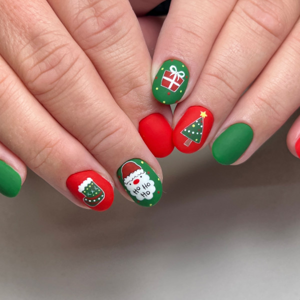 Green & Red Matte Short Nails, Christmas nails, festive Christmas nail art, cute Christmas nails, Christmas Nail Ideas, festive Christmas nails, Xmas nail art, festive nail designs, Christmas nail art designs