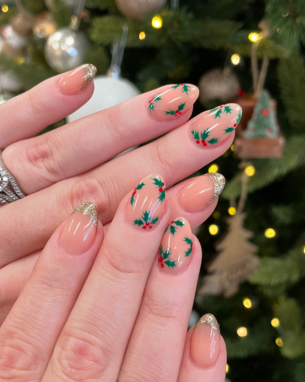 45 Cute Christmas Nail Ideas for A Fun Holiday Look : Holly Leaf & Glitter Tip Nails