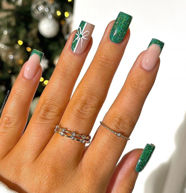 45 Cute Christmas Nail Ideas for A Fun Holiday Look : Green Glitter Gift Wrap Nails