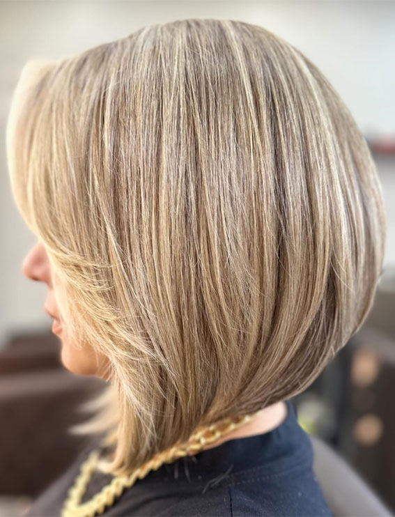 30 Hottest Hair Colours to Try This Winter : Frosty Blonde Stacked Bob