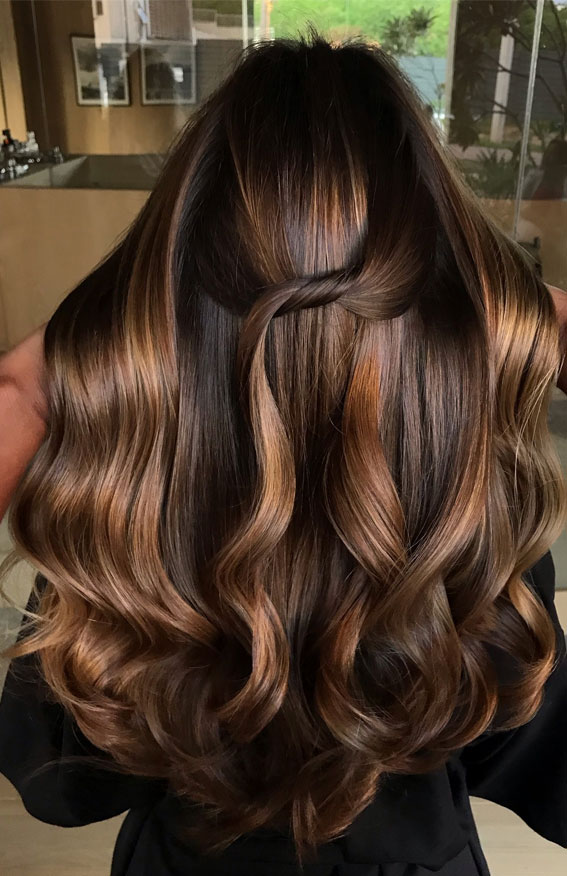 30 Hottest Hair Colours to Try This Winter : Espresso Waves with Caramel Highlights