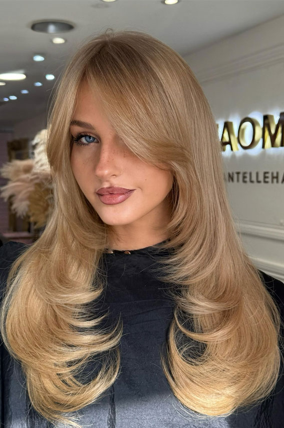 30 Hottest Hair Colours to Try This Winter : Golden Champagne Layers with Curtain Bangs