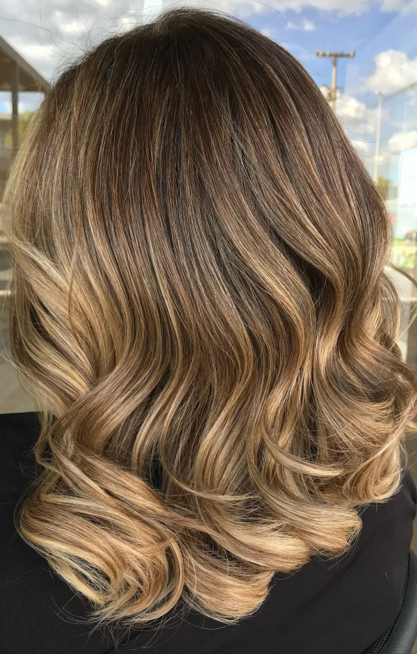 45 Winter Hair Colour Inspiration You Can’t Miss : Golden Balayage Waves