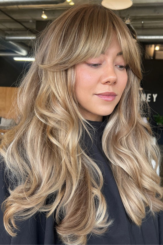 45 Winter Hair Colour Inspiration You Can’t Miss : Golden Champagne Waves with Curtain Bangs