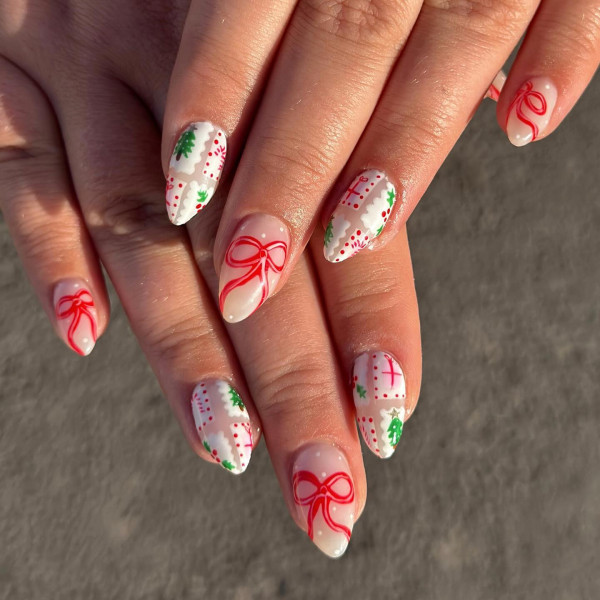 37 Elegant and Cute Christmas Nail Designs : Gift-Wrapped Elegance