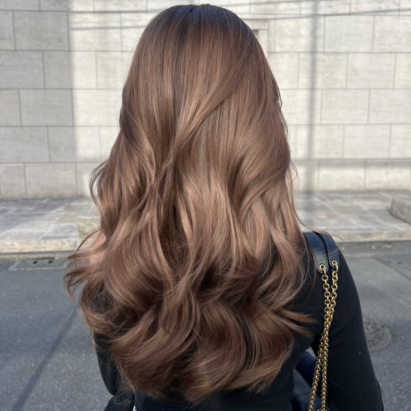 25 Beautiful Brunette Hair Colour Looks : Soft Mocha Mousse Long Waves