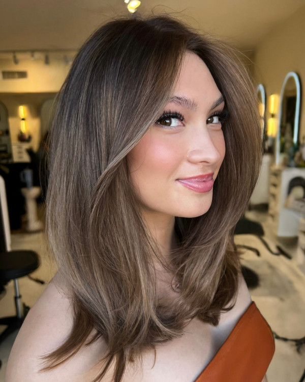 25 Beautiful Brunette Hair Colour Looks : Ashy Mocha Medium-Length Layers