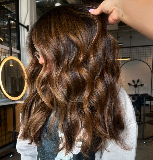 25 Beautiful Brunette Hair Colour Looks : Sun-Kissed Brunette Caramel Swirl Waves