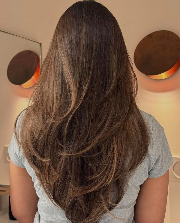 25 Beautiful Brunette Hair Colour Looks : Subtle Chocolate Balayage with Layers