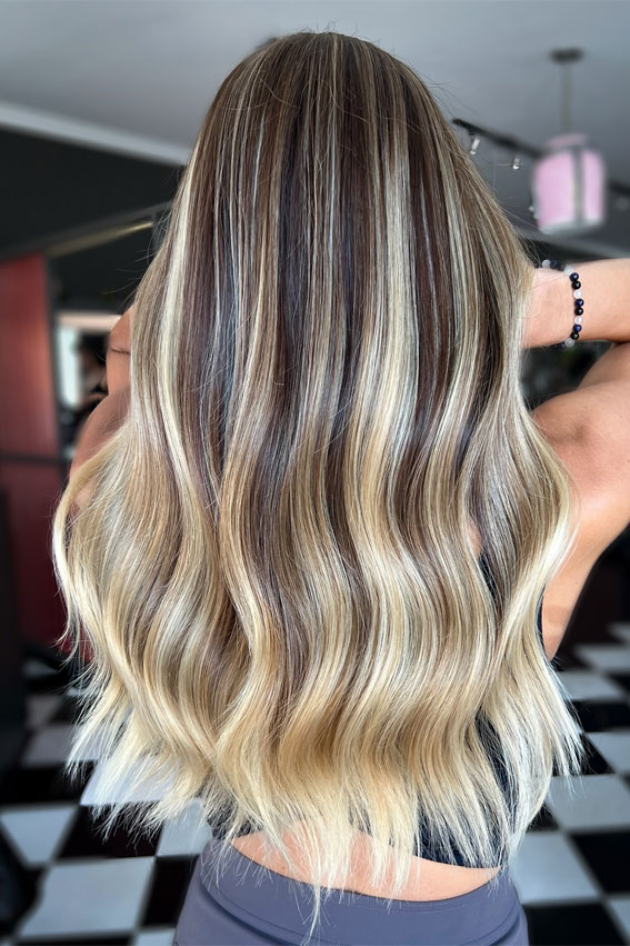 30 High Contrast Balayage Ideas For a Dimensional Look : Golden Glow with Natural Roots