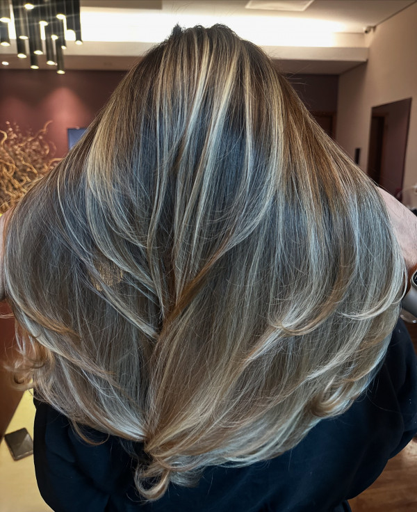 30 High Contrast Balayage Ideas For a Dimensional Look : Ash Blonde Layers