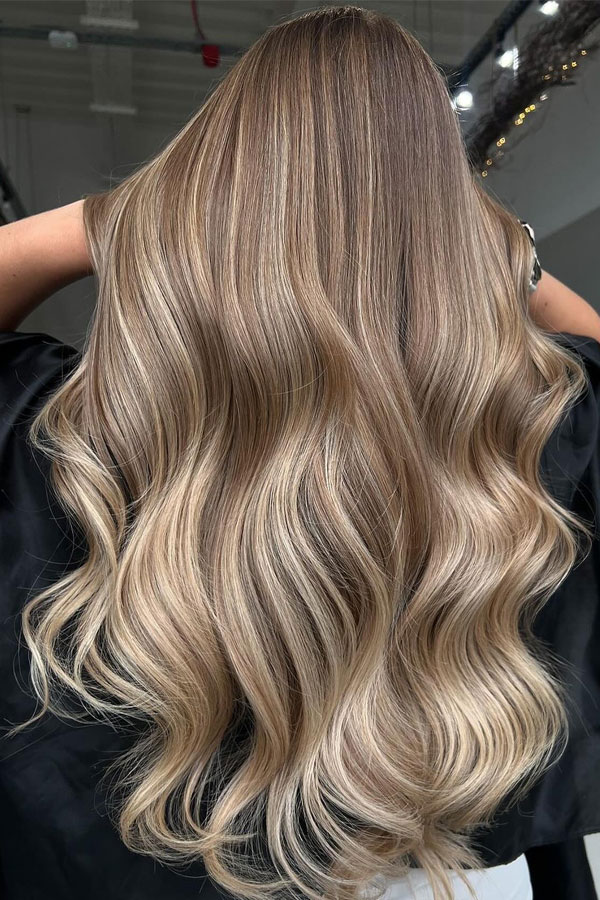 Iced Beige Blonde Long Hair with Luxurious Waves