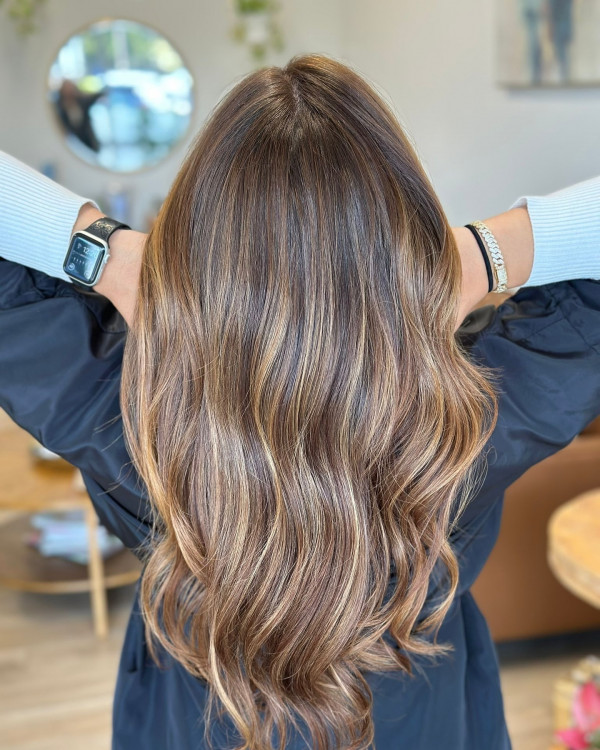 40 Gorgeous Hair Colour Highlights : Warm Brunette Waves with Golden Highlights