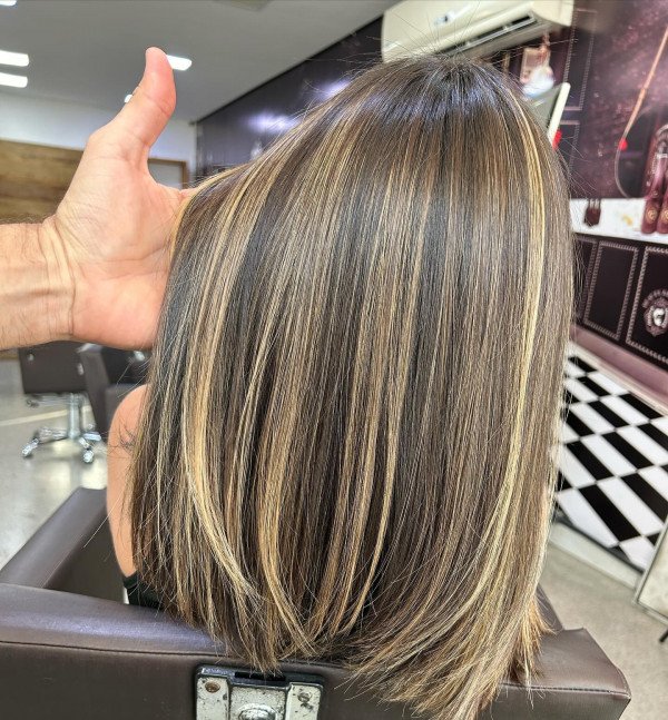 High Contrast Blonde Highlights on Sleek Lob