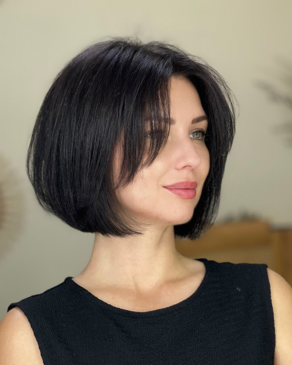 37 Best Short Bob Hairstyles : Soft Layered Bob with Short Curtain Bangs