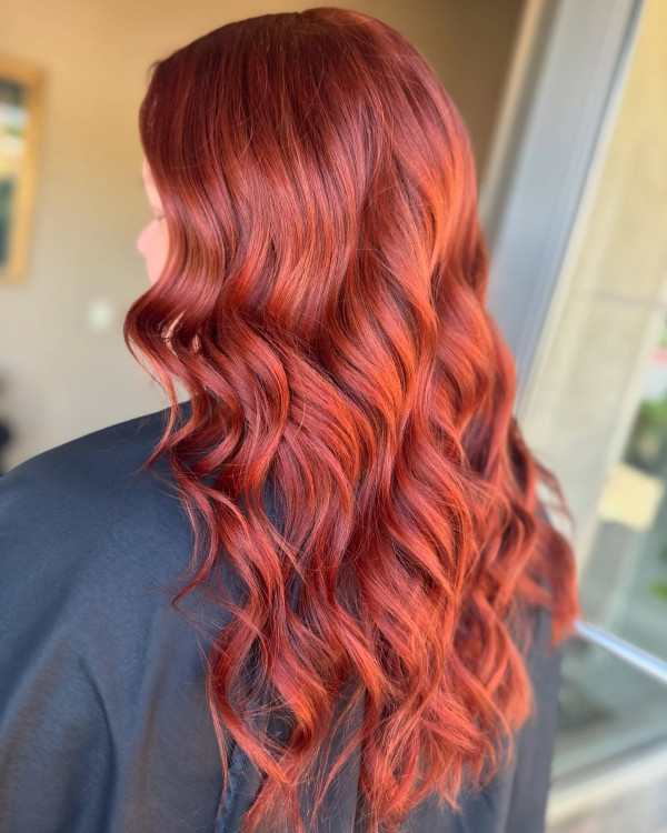 41 Red Hair Colours You’ll Adore: Sunset Copper Long Wavy Hairstyle 