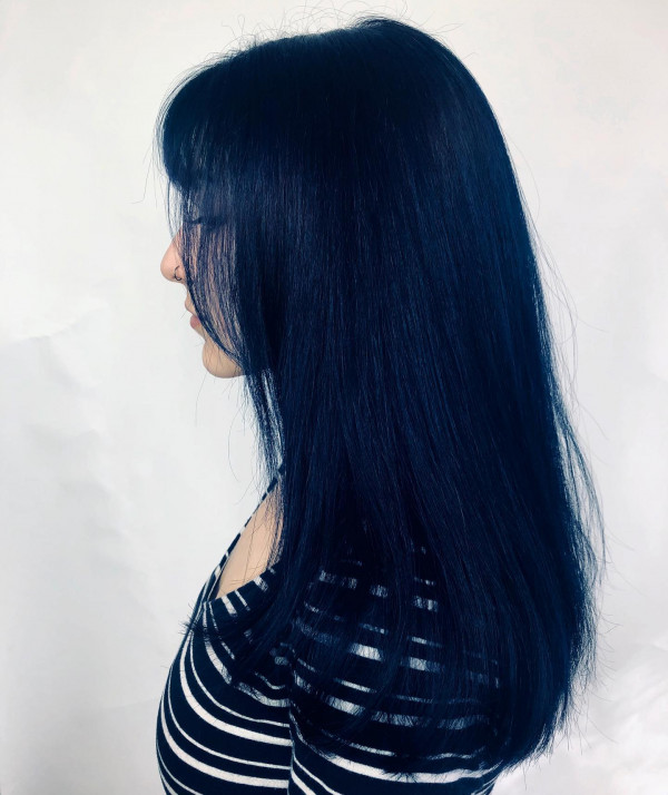 27 Stunning Dark Blue Hair Colour Ideas : Midnight Indigo with Soft Layers