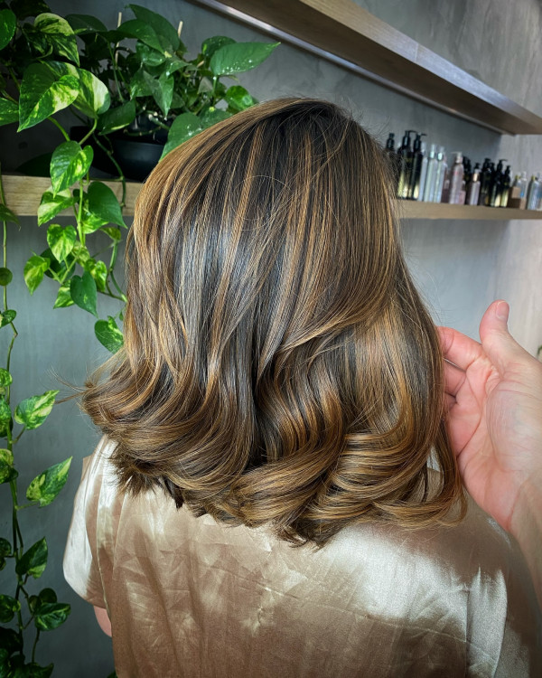 40 Gorgeous Hair Colour Highlights : Honey Highlighted Soft Brown Bob