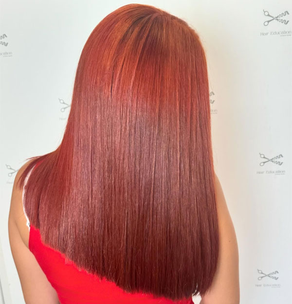 41 Red Hair Colours You’ll Adore: Sleek Amber Red Shoulder-Length Hairstyle